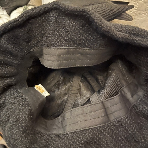 Black fall winter hat with moldable brim, and flower detail - Picture 2 of 3